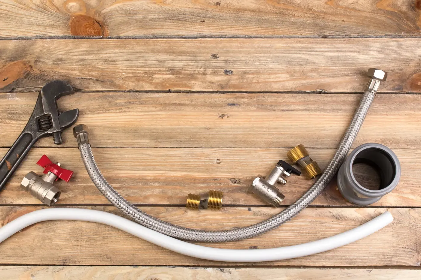 Flexibles, raccords et outils de plombier pour entretien de chauffe-eau